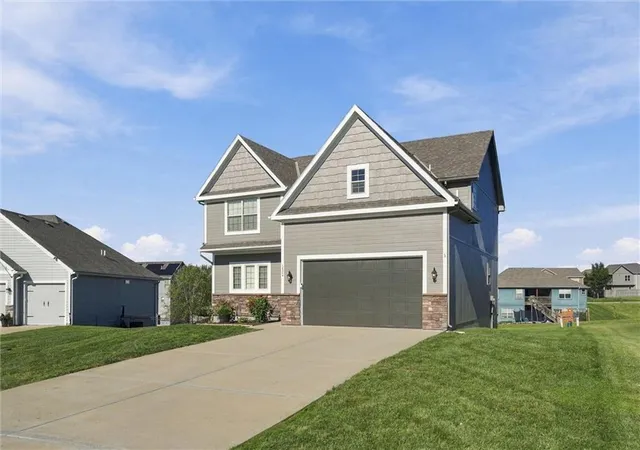Photo 3 of Single family home for sale at 18304 Rock Crk Dr, Smithville, MO 64089 | MLS# 2646068 | Listing updated on 2026-10-08