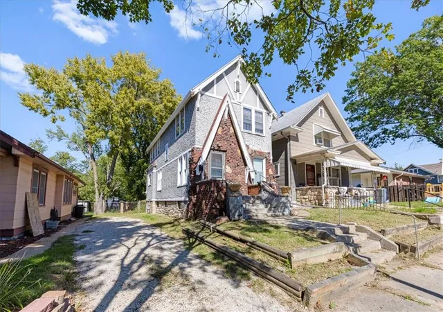 Photo 3 of Single family home for sale at 2012 Grandview Blvd, Kansas City, KS 66102 | MLS# 2646088 | Listing updated on 2026-10-08