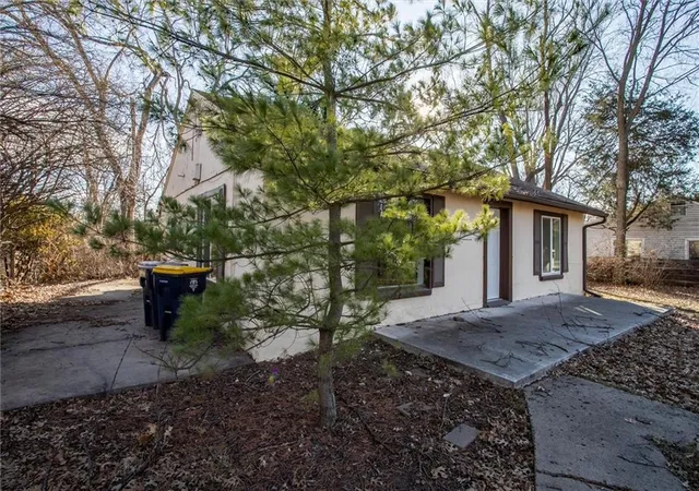 Photo 3 of Single family home for sale at 9043 Walnut St, Kansas City, MO 64114 | MLS# 2646090 | Listing updated on 2026-10-08