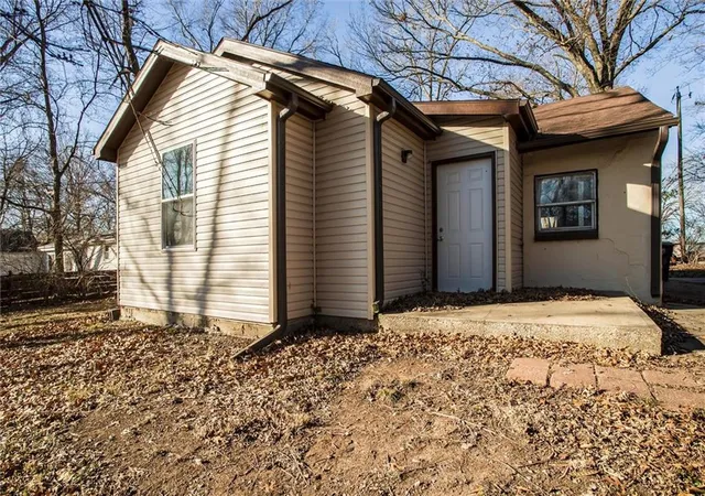 Photo 3 of Single family home for sale at 9043 Walnut St, Kansas City, MO 64114 | MLS# 2646090 | Listing updated on 2026-10-08