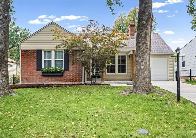 Single family home for sale at 8018 Belleview Ave, Kansas City, MO 64114 | MLS# 2646103