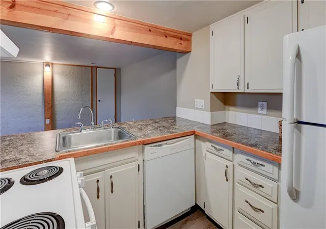 Photo 2 of Condo for sale at 470 W 104th Street #E, Kansas City, MO 64114 | MLS# 2646105 | Listing updated on 2026-10-11