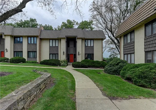 Listing Photo 4 - Condo for sale in building located at 470 W 104th St, Kansas, MO 64114 - Unit #E