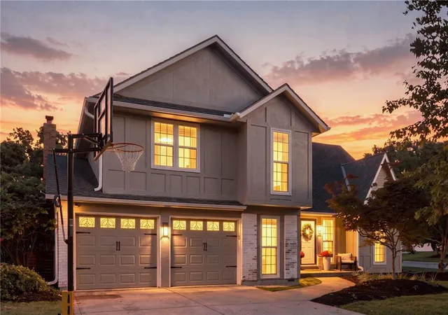 Single family home for sale at 206 NE Shoreview Dr, Lees Summit, MO 64064 | MLS# 2646110