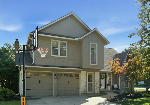 Photo 2 of Single family home for sale at 206 Ne Shoreview Dr, Lees Summit, MO 64064 | MLS# 2646110 | Listing updated on 2026-10-09