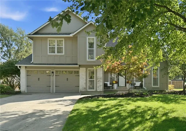 Photo 3 of Single family home for sale at 206 Ne Shoreview Dr, Lees Summit, MO 64064 | MLS# 2646110 | Listing updated on 2026-10-09