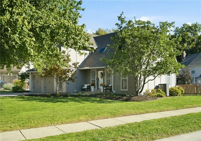Photo 3 of Single family home for sale at 206 NE Shoreview Dr, Lees Summit, MO 64064 | MLS# 2646110 | Listing updated on 2026-10-09