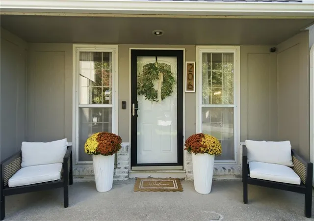 Photo 4 of Single family home for sale at 206 NE Shoreview Dr, Lees Summit, MO 64064 | MLS# 2646110 | Listing updated on 2026-10-09