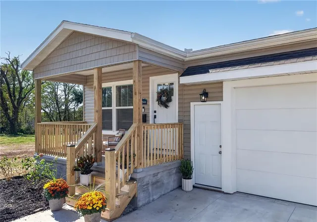 Photo 3 of Single family home for sale at 2544 Hiawatha St, Kansas City, KS 66104 | MLS# 2646137 | Listing updated on 2026-10-18