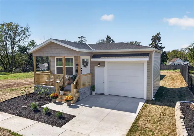 Photo 3 of Single family home for sale at 2544 Hiawatha St, Kansas City, KS 66104 | MLS# 2646137 | Listing updated on 2026-10-18