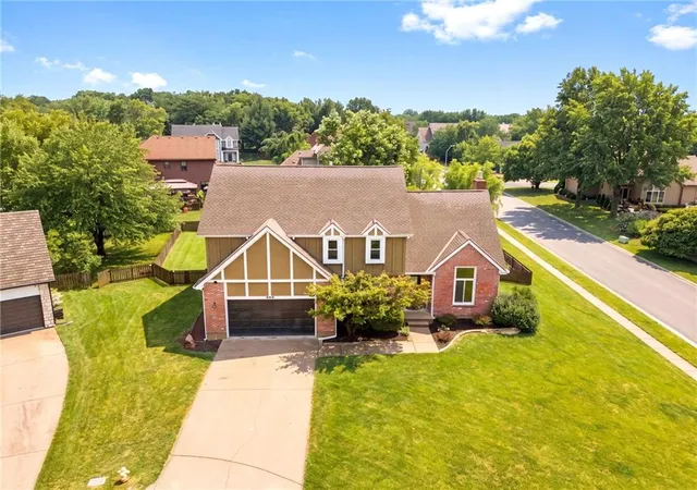 Single family home for sale at 608 NE Ashmont Pl, Lees Summit, MO 64064 | MLS# 2646142