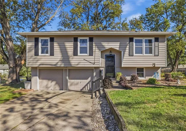 Single family home for sale at 1505 Eastwood Rd, Harrisonville, MO 64701 | MLS# 2646151