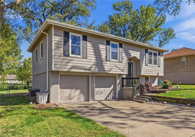 Photo 2 of Single family home for sale at 1505 Eastwood Rd, Harrisonville, MO 64701 | MLS# 2646151 | Listing updated on 2026-10-09