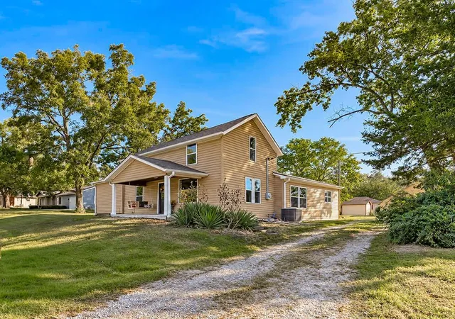 Single family home for sale at 707 N 4th Street, La Cygne, KS 66040 | MLS# 2646152