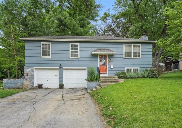 Photo 1 of Sale Pending at 10202 Moody Park Dr, Overland Park, KS 66212 | MLS# 2646155 | Listing updated on 2026-10-21