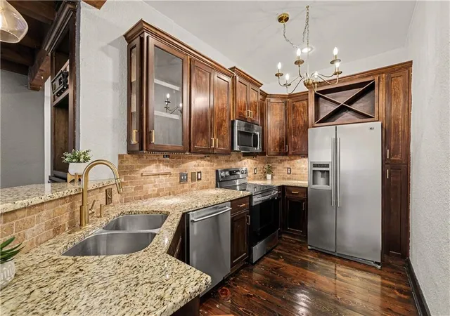 Listing Photo 4 - Condo for sale in building located at 1111 46th St W, Kansas City, MO 64112 - Unit #22