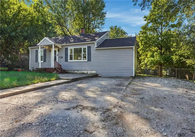 Photo 2 of Single family home for sale at 413 E Black Diamond St, Richmond, MO 64085 | MLS# 2646171 | Listing updated on 2026-10-18