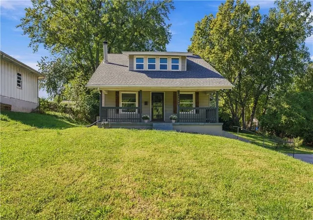Single family home for sale at 5308 Northern Ave, Raytown, MO 64133 | MLS# 2646177