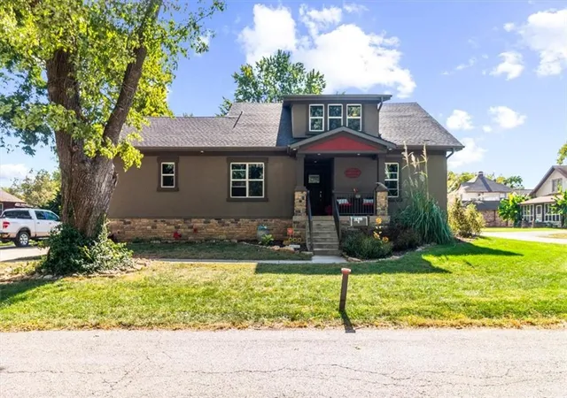Single family home for sale at 1608 Smith St, Blue Springs, MO 64015 | MLS# 2646181