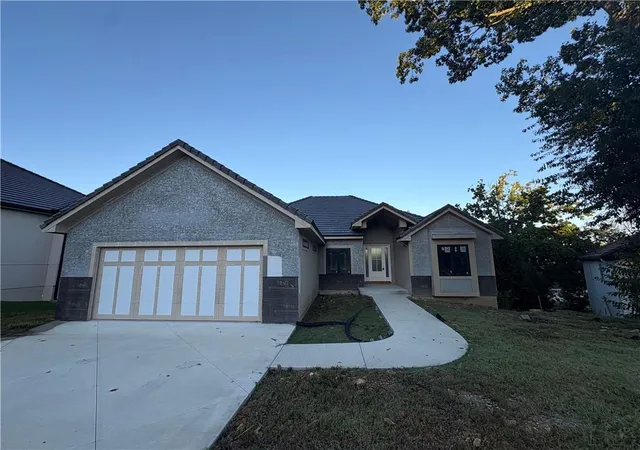 Single family home for sale at 121 Teton Ridge, Lake Winnebago, MO 64034 | MLS# 2646189