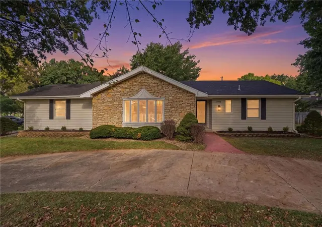 Photo 2 of Single family home for sale at 7206 W 101st Terrace, Overland Park, KS 66212 | MLS# 2646191 | Listing updated on 2026-10-09