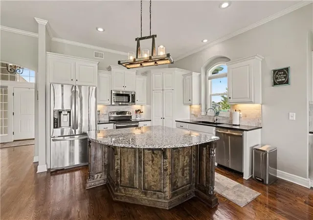 Photo 3 of Single family home for sale at 16655 S Lind Rd, Olathe, KS 66062 | MLS# 2646195 | Listing updated on 2026-10-09