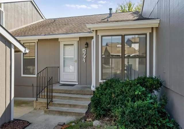 Townhouse for sale at 5771 N Anita Ave, Kansas City, MO 64151 | MLS# 2646199
