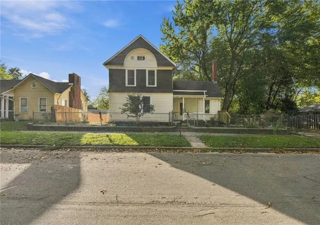 Photo 2 of Single family home for sale at 720 W 7th Street, Leavenworth, KS 66048 | MLS# 2646214 | Listing updated on 2026-10-19