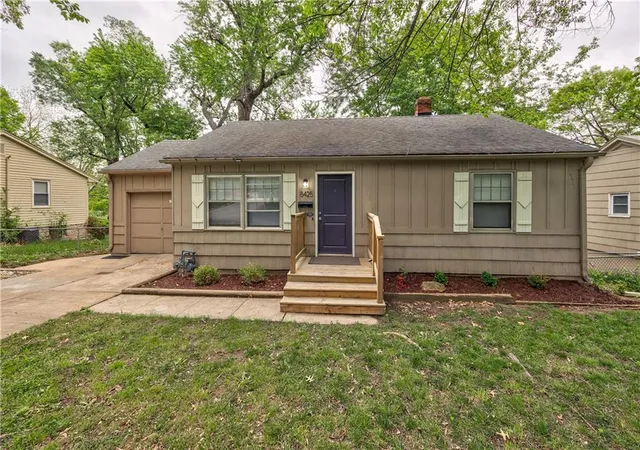 Single family home for sale at 8425 Boone St, Kansas City, MO 64114 | MLS# 2646223