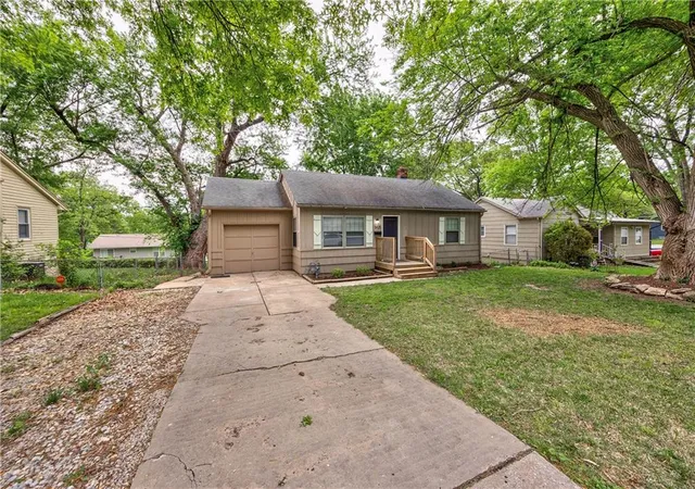 Photo 3 of Single family home for sale at 8425 Boone St, Kansas City, MO 64114 | MLS# 2646223 | Listing updated on 2026-10-20