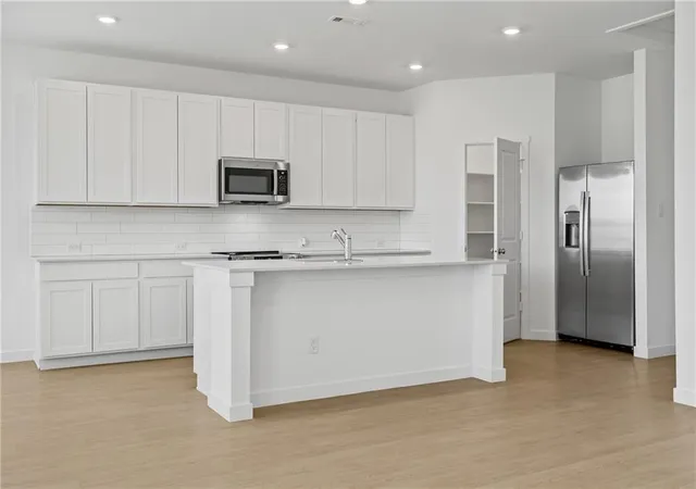 Photo 2 of Single family home for sale at 4004 NE Apple Grv Dr, Lees Summit, MO 64064 | MLS# 2646224 | Listing updated on 2026-10-08