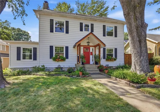 Single family home for sale at 6124 Oak St, Kansas City, MO 64113 | MLS# 2646246