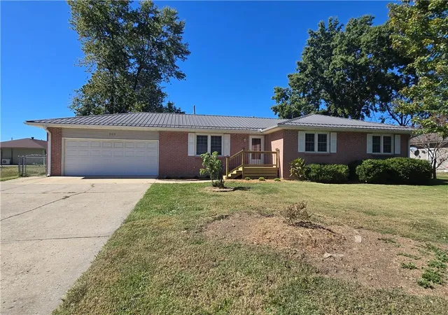 Photo 2 of Single family home for sale at 205 S Craig St, Clinton, MO 64735 | MLS# 2646253 | Listing updated on 2026-10-10