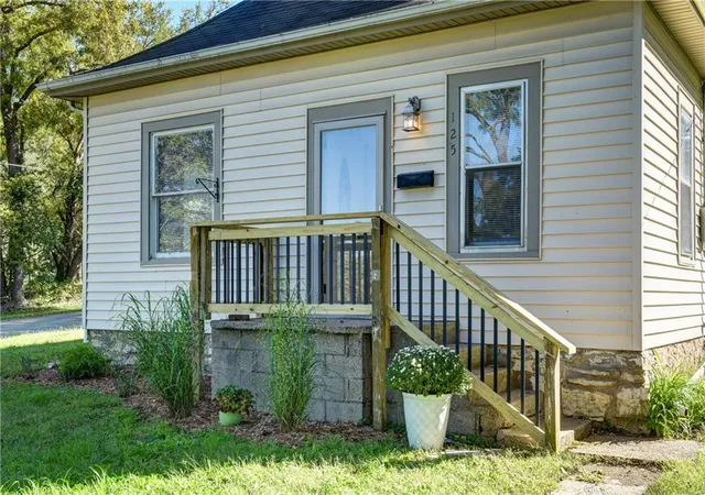 Photo 3 of Single family home for sale at 125 N Overton Ave, Independence, MO 64053 | MLS# 2646256 | Listing updated on 2026-10-09