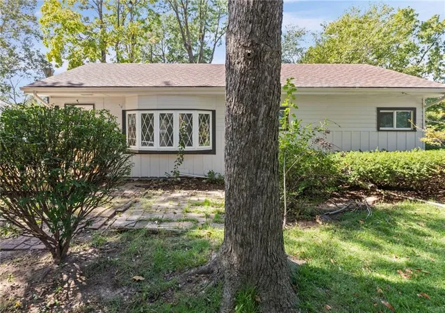 Photo 2 of Single family home for sale at 6912 N Harrison St, Kansas City, MO 64118 | MLS# 2646271 | Listing updated on 2026-10-10