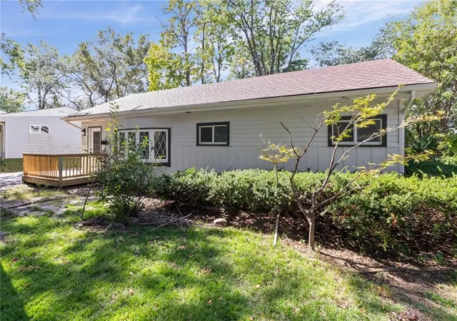 Photo 3 of Single family home for sale at 6912 N Harrison St, Kansas City, MO 64118 | MLS# 2646271 | Listing updated on 2026-10-10