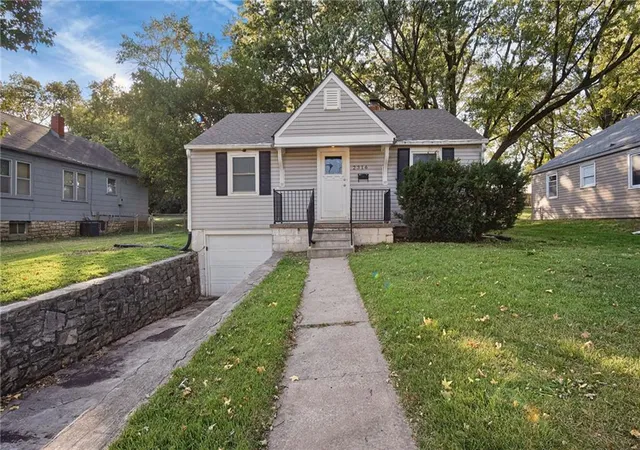 Single family home for sale at Blue Ridge Ter, Independence, MO 64052 | MLS# 2646272