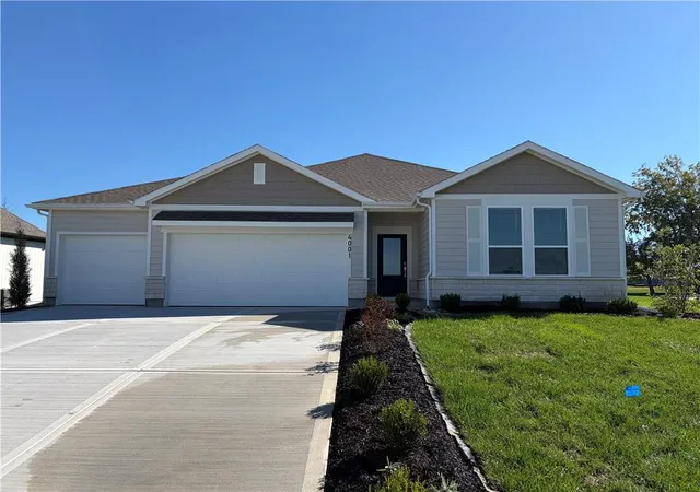 Single family home for sale at 4001 NE Apple Grv Dr, Lees Summit, MO 64064 | MLS# 2646273