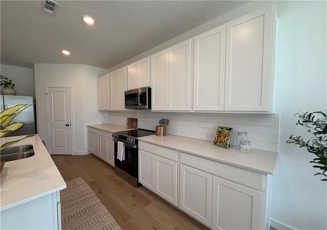 Photo 3 of Single family home for sale at 4001 NE Apple Grv Dr, Lees Summit, MO 64064 | MLS# 2646273 | Listing updated on 2026-10-09