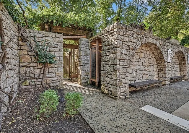 Photo 3 of Single family home for sale at 6501 State Line Rd, Kansas City, MO 64113 | MLS# 2646274 | Listing updated on 2026-10-14
