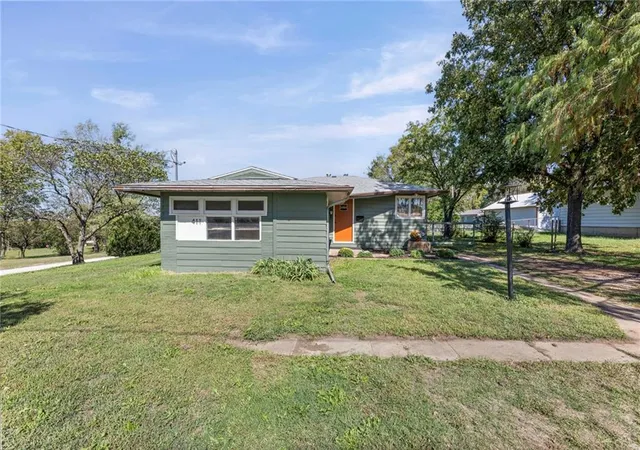 Photo 3 of Single family home for sale at 411 W Sanderson St, Yates Center, KS 66783 | MLS# 2646280 | Listing updated on 2026-10-10