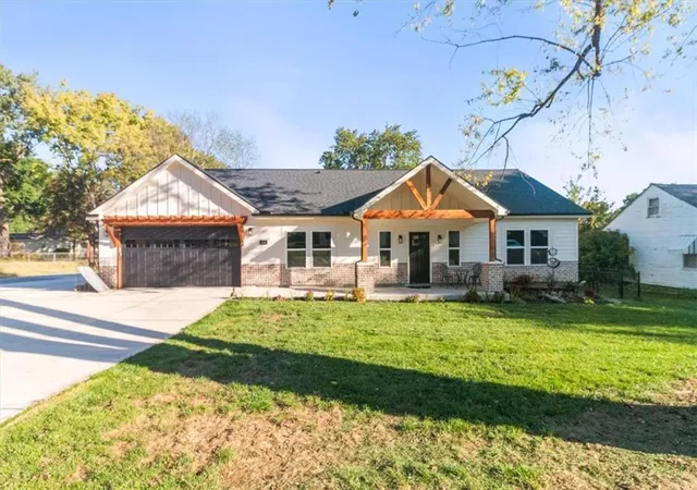 Single family home for sale at 210 SW 7th Street, Oak Grove, MO 64075 | MLS# 2646281