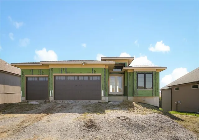 Photo 2 of Single family home for sale at 905 Savannah Ln, Greenwood, MO 64034 | MLS# 2646288 | Listing updated on 2026-10-09
