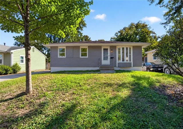 Single family home for sale at 4909 N Manchester Ave, Kansas City, MO 64119 | MLS# 2646289