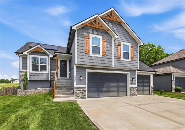 Single family home for sale at 1901 Verbena Ave, Greenwood, MO 64034 | MLS# 2646323