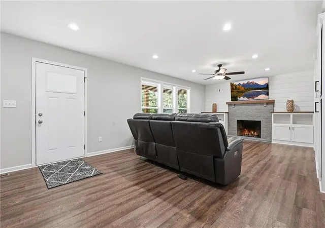 Photo 3 of Single family home for sale at 212 W Walnut St, Belton, MO 64012 | MLS# 2646324 | Listing updated on 2026-10-09