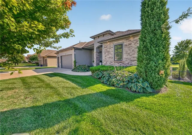Photo 2 of Single family home for sale at 4316 S Stone Cyn Dr, Blue Springs, MO 64015 | MLS# 2646330 | Listing updated on 2026-10-09