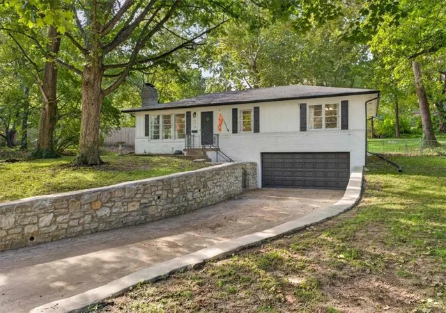 Photo 2 of Single family home for sale at 9516 Wyandotte St, Kansas City, MO 64114 | MLS# 2646331 | Listing updated on 2026-10-15