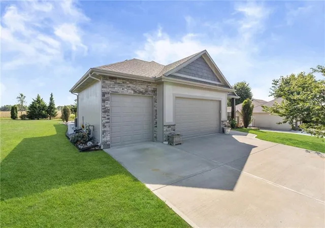 Photo 3 of Single family home for sale at 15109 Linden Ct, Bonner Springs, KS 66012 | MLS# 2646336 | Listing updated on 2026-10-10
