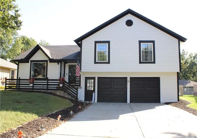 Single family home for sale at 1117 NE Ridgeview Dr, Lees Summit, MO 64086 | MLS# 2646338